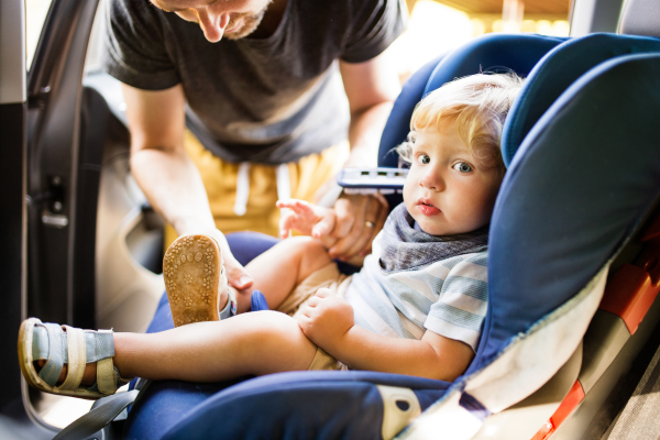 Multa por llevar niño sin silla o sin cinturón de seguridad